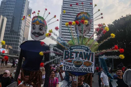 Berita Foto : Parade Budaya Sambut Hari Jadi DKI Jakarta ke-499