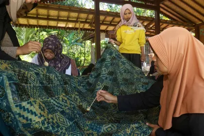 Berita Foto : Pemberdayaan Ekonomi Warga melalui Pelatihan Membatik
