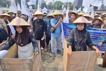 Aksi Teatrikal Cor Kaki Iringi Tuntutan Reforma Agraria di Senayan