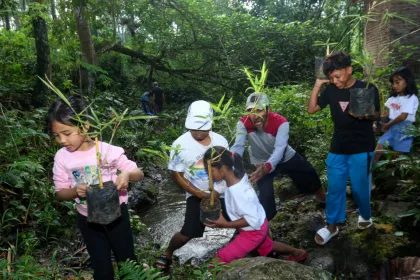 Berita Foto : Menanam bambu untuk menjaga mata air