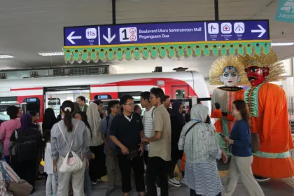 Wara Wiri LRT JAKARTA Meria...