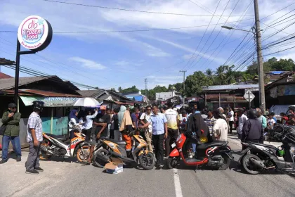 Berita Foto : Warga Balikpapan Gelar Aksi Penutupan Jalan Akibat Krisis Air