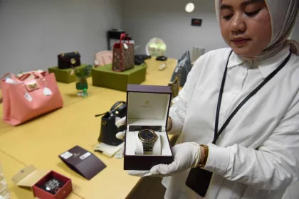 Berita Foto : KPK Tampilkan Barang Bukti Sitaan Perkara Kemnaker dan Taspen