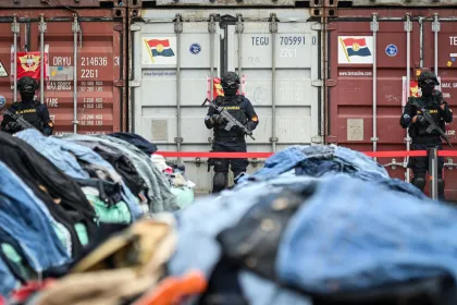 Berita Foto : .Penindakan pakaian bekas impor ilegal
