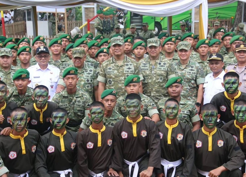Berita Foto : Wakil Panglima TNI Tinjau Pembangunan Yonif TP 936/Satria Joyokusumo dan Situs Bersejarah di Jawa Tengah