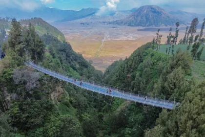 Berita Foto : Jembatan Kaca Seruni Point Bromo Resmi Dibuka