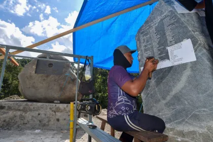 Berita Foto : Pembangunan monumen galodo Sumatera Barat