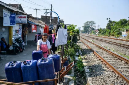 Berita Foto : Warga Kota Bandung Hadapi Kesulitan Air Bersih saat Musim Kemarau