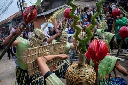Berita Foto : Warga Lembang Gelar Hajat Lembur Festival Perang Tomat 2026