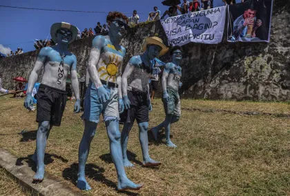 Berita Foto : Aksi Cat Badan Warnai Dukungan Suporter Argentina di Ternate