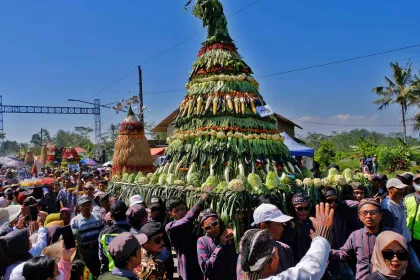 Berita Foto : Ribuan Warga Ikuti Tradisi Grebeg Suro Paseban Agung Malwapati