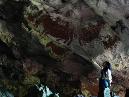 Berita Foto : Lukisan Cadas Purba di Gua Metanduno