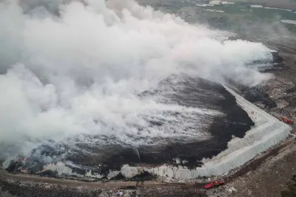Berita Foto : Upaya Pemadaman Kebakaran di TPA Jatiwaringin