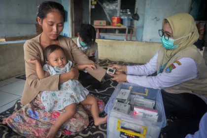 Berita Foto : Dampak Kebakaran TPA Jatiwaringin, Warga Jalani Pemeriksaan Kesehatan