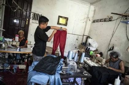 Jelang Tahun Ajaran Baru, Perajin Seragam Sekolah Kebanjiran Pesanan