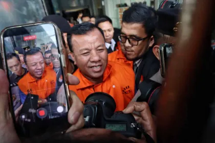 Berita Foto : KPK Tahan Bupati Kuansing Suhardiman Amby