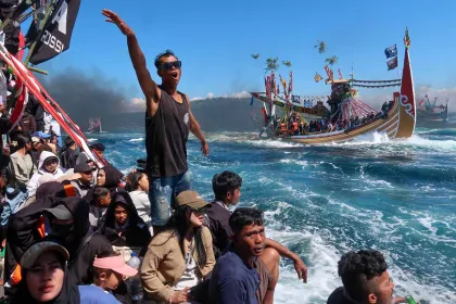Berita Foto : Nelayan Muncar Gelar Tradisi Petik Laut