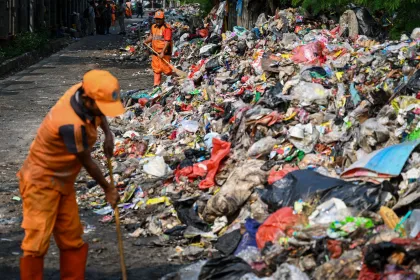 Berita Foto : Tumpukan sampah di jalan Gang Swadaya Jakarta Timur