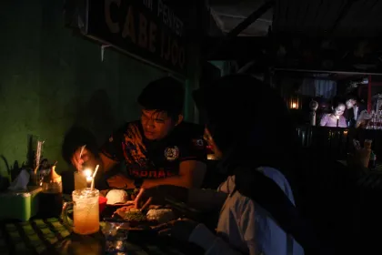 Berita Foto : Warga Palangka Raya Hadapi Pemadaman Listrik Bergilir