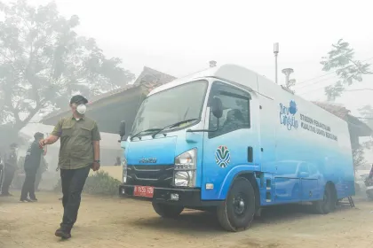 Berita Foto : Pemantauan Polusi Udara Akibat Asap Kebakaran TPA Jatiwaringin