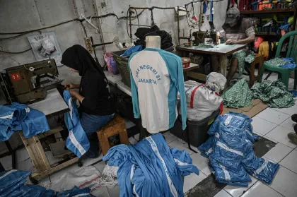 Berita Foto : Produksi Seragam Sambut Tahun Ajaran Baru