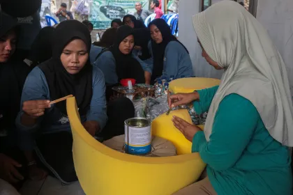 Lokakarya pembuatan sofa dari limbah plastik