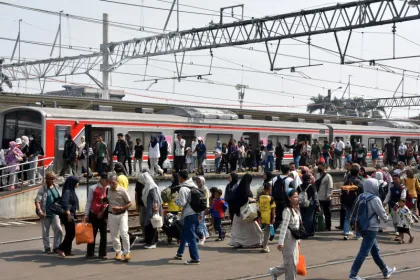 Berita Foto : Lonjakan Penumpang KRL Commuter Line pada Masa Libur Sekolah