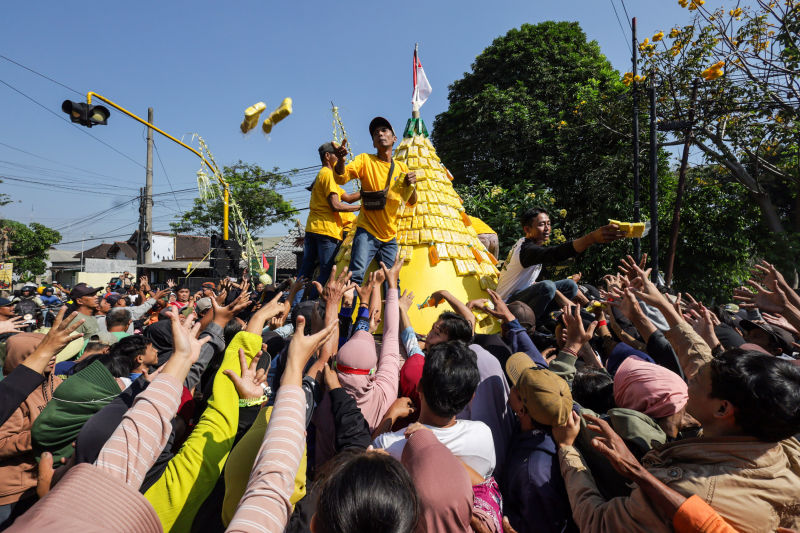Berita Foto : Gunungan Tahu Takwa Jadi Daya Tarik Tradisi Bersih Desa di Kediri