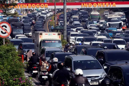 Kepadatan kendaraan di jalur Puncak Bogor saat liburan sekolah