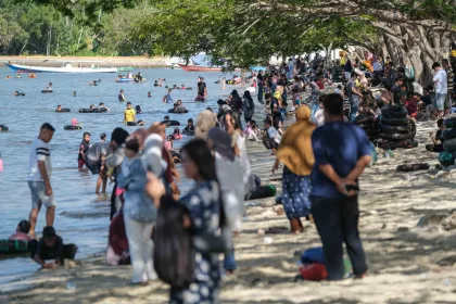 Berita Foto : Tambahan wahana saat liburan sekolah di Pantai Nambo