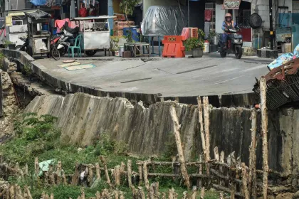 Berita Foto : Kondisi Jalan Ambles di Pulo Gadung