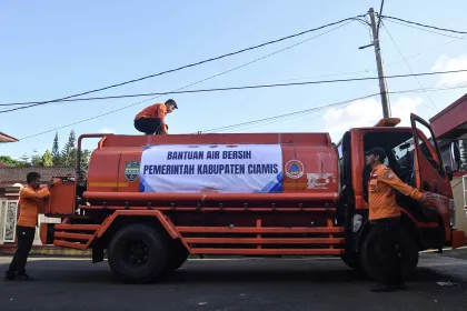 Berita Foto : Penyaluran Air Bersih bagi Warga Terdampak Kekeringan di Ciamis