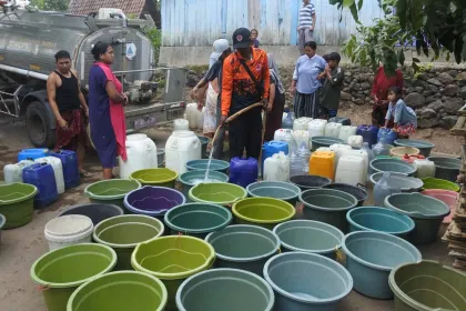 Berita Foto : Distribusi Air Bersih untuk Warga Terdampak Kemarau di Situbondo