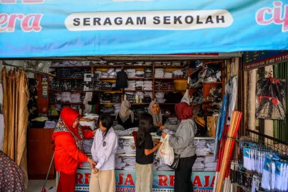 Berita Foto : Jelang Tahun Ajaran Baru, Penjualan Seragam Sekolah Mulai Ramai