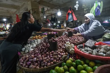 Berita Foto : Sanksi pencabutan izin usaha bagi pedagang
