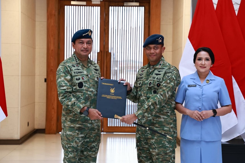 Berita Foto : Danlanud Sultan Hasanuddin Resmi Sandang Pangkat Marsekal Pertama.