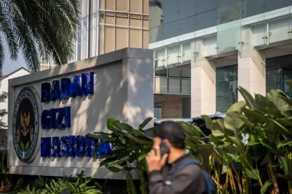 Berita Foto : Polisi Bantah Ada Penembakan di Kantor BGN, Kaca Pecah Diduga Akibat Pemuaian