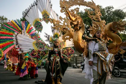 Berita Foto : Solo Batik Carnival Pertemukan Pelaku Kreatif Batik