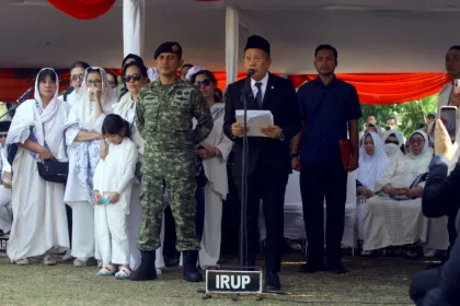 Berita Foto : Wakil Ketua DPR Saan Mustopa Pimpin Upacara Pemakaman Rachmat Gobel