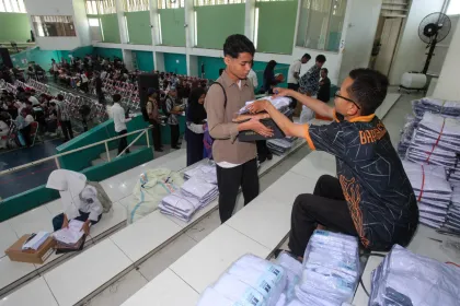Berita Foto : Bantuan perlengkapan sekolah gratis kepada pelajar