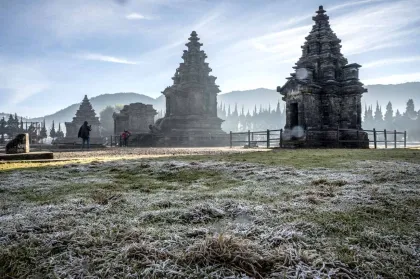 Berita Foto : Fenomena Embun Beku Melanda Dataran Tinggi Dieng