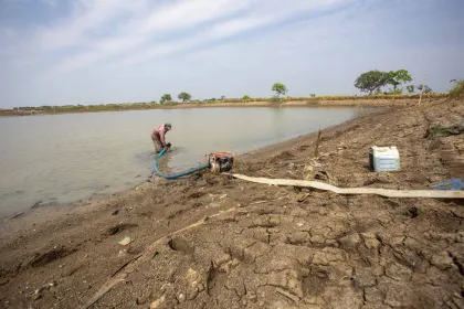 Berita Foto : Kekeringan Mulai Mengancam Lahan Sawah Tadah Hujan akibat Terbatasnya Pasokan Air