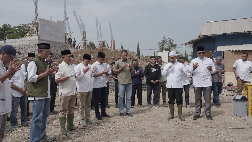 Berita Foto : Peletakan Batu Pertama Masjid Al Kautsar, Panglima TNI Dorong Penguatan Nilai Keagamaan dan Kebersamaan Masyarakat.