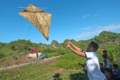 Berita Foto : Pemkab Muna Gelar Lomba Layang-Layang Kaghati Kolope untuk Lestarikan Warisan Leluhur