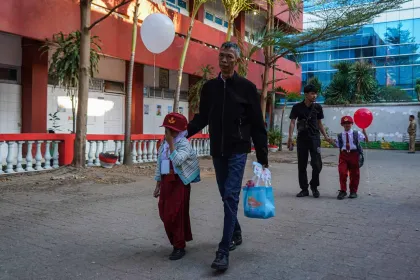 Berita Foto : Hari Pertama Sekolah, Pemerintah Gelar Gerakan Ayah Mengantar Anak