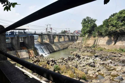 Berita Foto : Kemarau Sejak Juli, Debit Air Ciliwung di Bendung Katulampa Bogor Mengalami Penurunan