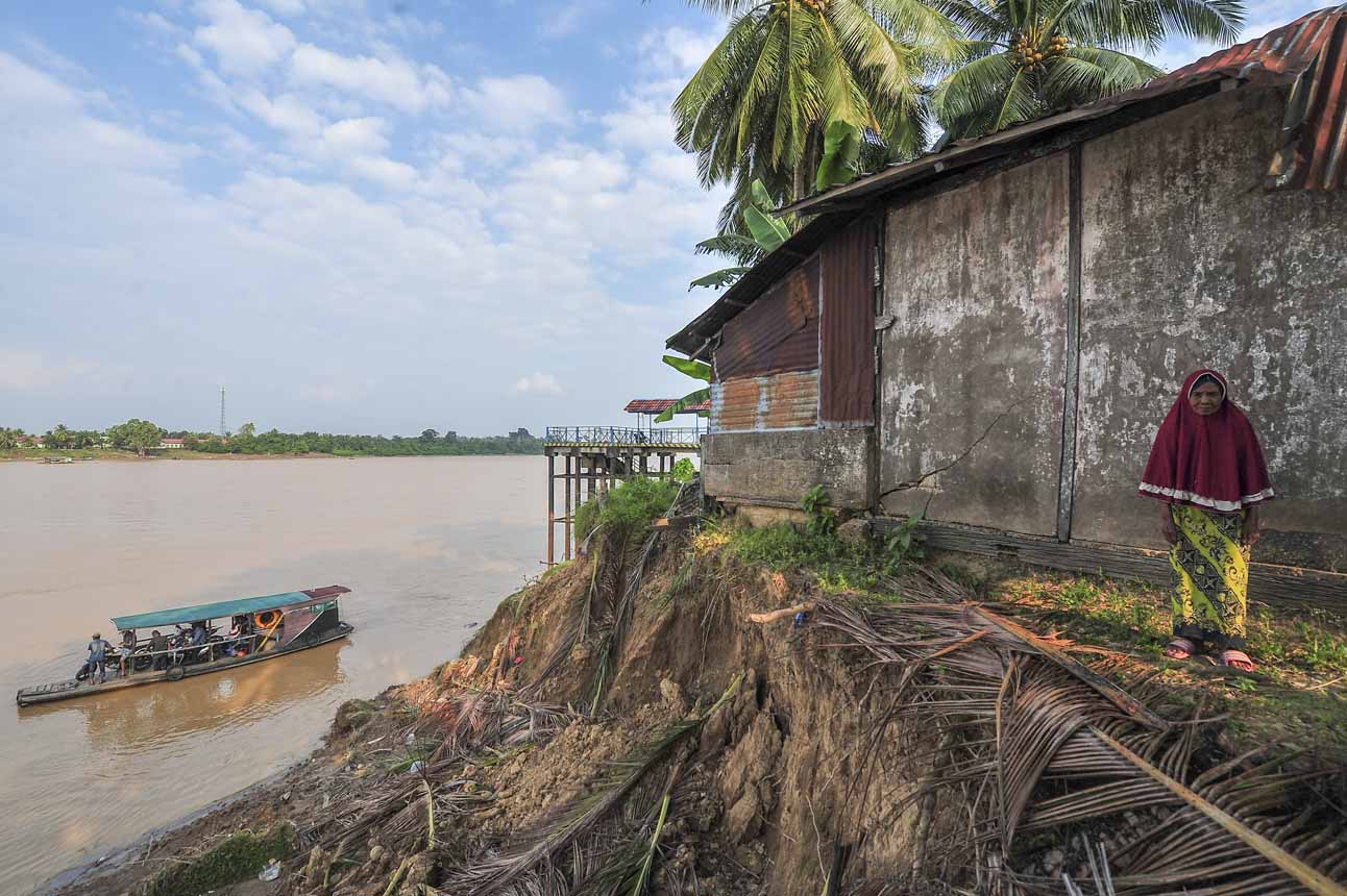 Foto: Longsor dan Abrasi Sungai Batanghari Ancam Rumah Warga, BPBD Batang Hari Pertimbangkan Relokasi