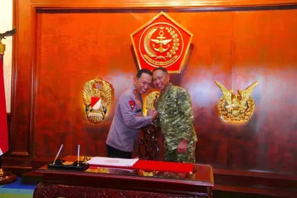 Berita Foto : Panglima TNI Terima Kunjungan Kapolri, Perkuat Solidaritas dan Sinergi TNI-Polri.