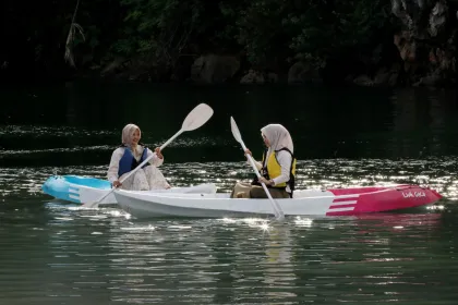 Berita Foto : Tren wisata paddle board di Danau Lhok Gaca