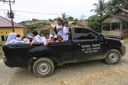 Berita Foto : Mobil Patroli Trantib Bantu Antar Pelajar Pedalaman di Aceh Barat